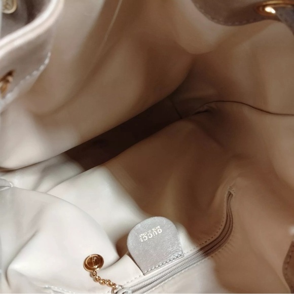 Gucci bamboo handle bucket bag. Authentic. Beautiful. Soft - Picture 7 of 8